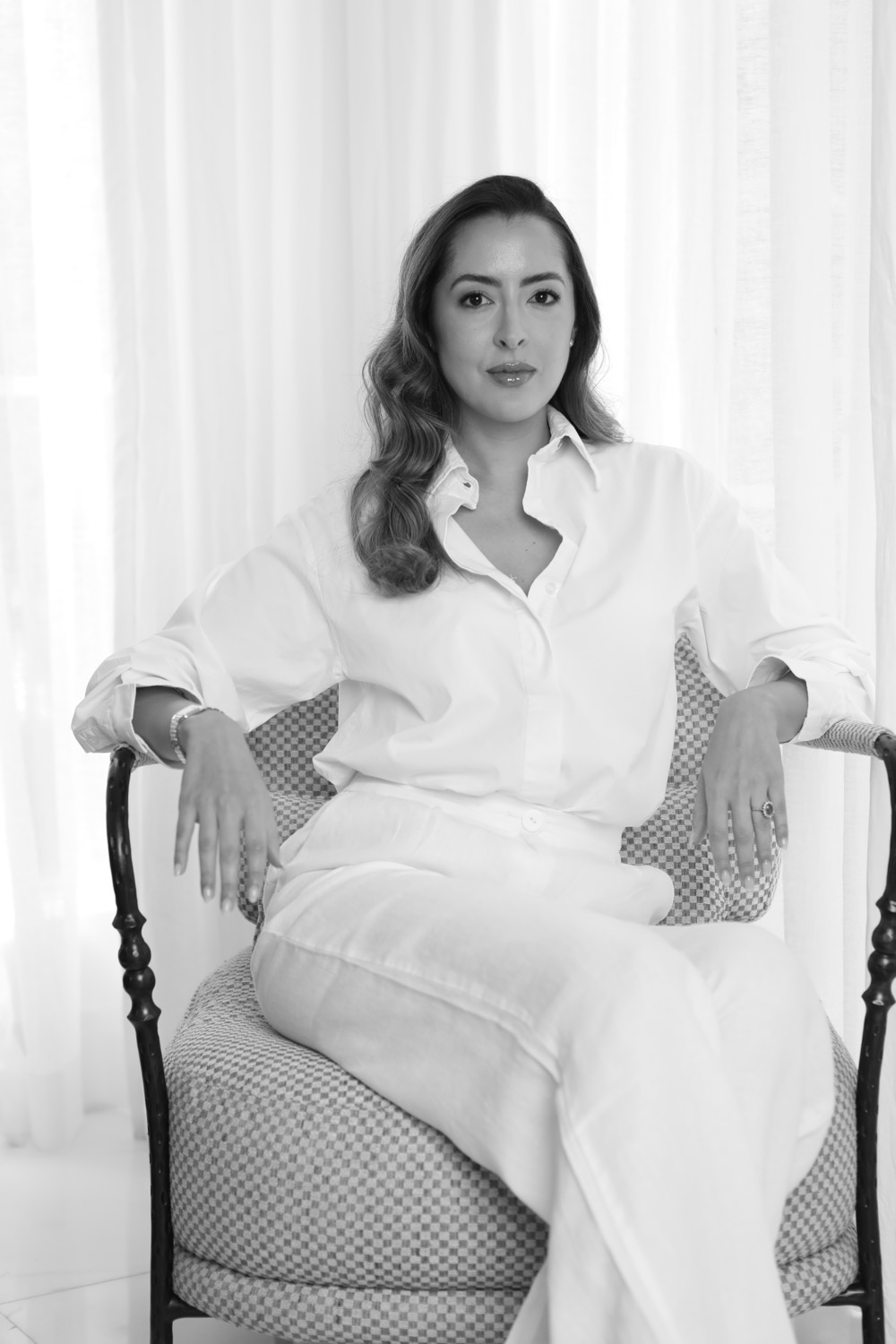 Retrato en blanco y negro de María José Álvarez B., sentada, con la mirada directa y serena